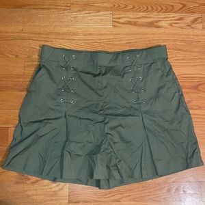 NWT Laundry by shelli detail green womens shorts